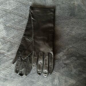 Bloomingdale’s 7 1/2 black leather gloves with 100% silk lining